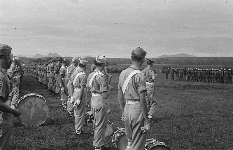 File:Tjikampek. Elf officieren van de 2e Infanterie Brigade Groep werden te velde bee, Bestanddeelnr 375-2-5.jpg