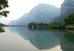 Il lago di Toblino ed il promontorio su cui sorge l'omonimo castello