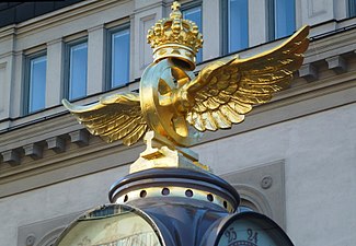 Statens järnvägars logotyp i äldre utformning, här på Stockholms Centrals gamla klocka.