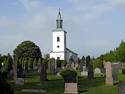 Träslövs kyrka och delar av kyrkogården