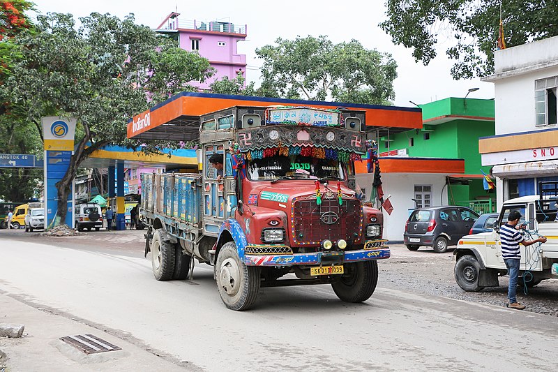 File:Truck in Rangpo, Sikkim.jpg