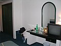 Zrcadlo s televizorem situované naproti lůžku v pokoji číslo 127 v Jinene hotelu v tuniském Sousse.