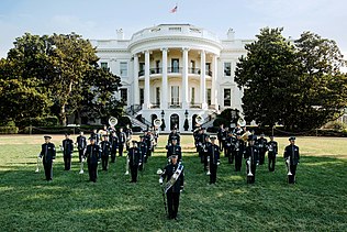 Heraldisk sköld samt dess Ceremonial Brass uppställda utanför Vita huset, 2018.