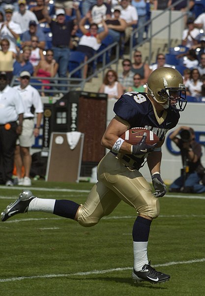 File:US Navy 040925-N-9693M-003 U.S. Naval Academy Midshipman 2nd Class Marco Nelson runs for a touchdown during the first half of play against Vanderbilt.jpg