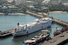 Het USNS Comfort-hospitaalschip in de haven van Acajutla, El Salvador, in juli 2007