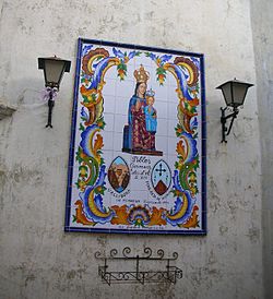 Jungfrau Maria an der Wand der Hauptkirche von Vallibona zu Ehren der traditionellen Verbindungen zwischen den Städten Vallibona (valencianische Gemeinschaft) und Pena-roja (Peñarroya de Tastavins) über den Hügeln in Matarranya, Aragon.