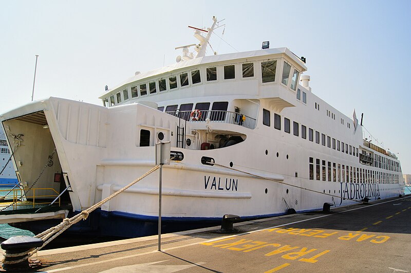 File:Valun (ship, 1983) IMO 8223282, in Split, 2011-09-28, (2) the port.jpg