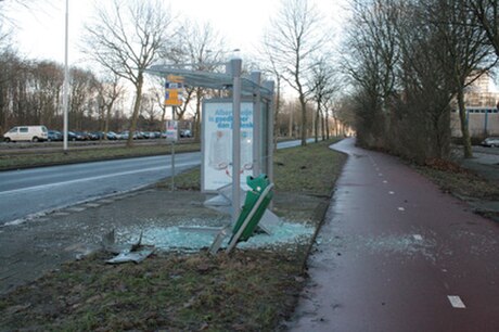 File:Vandalisme bushalte Rotterdam.jpg