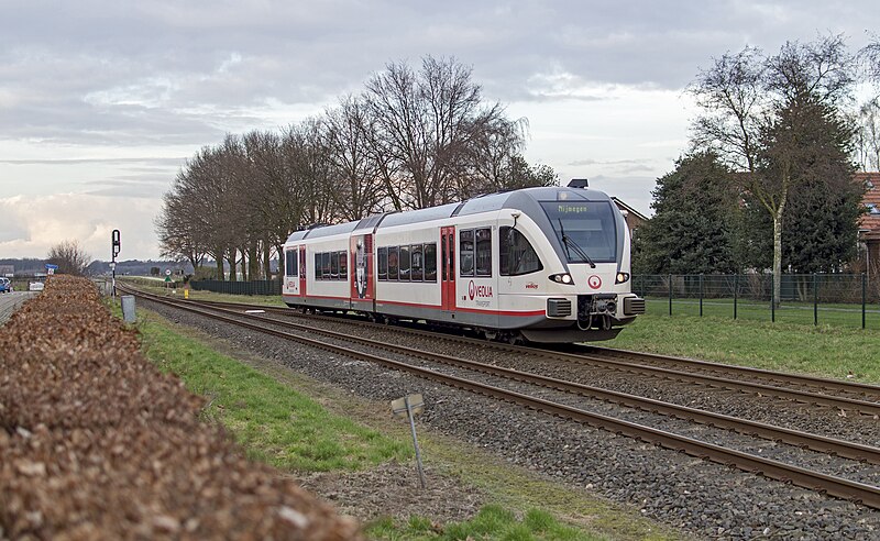 File:Venray Veolia GTW 204 komt als spitspendel 32355 uit Nijmegen aan (24336427573).jpg