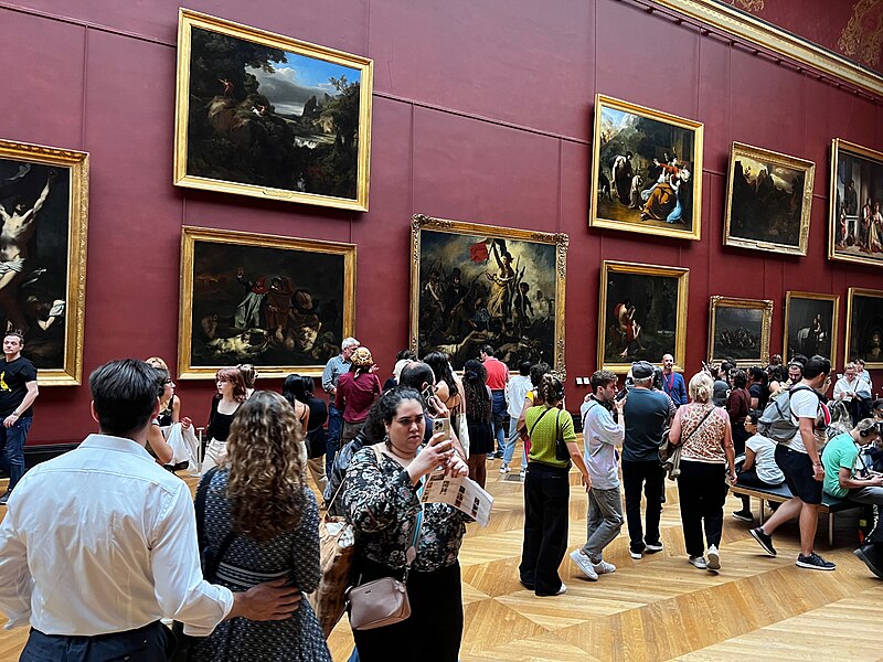 File:Visitors of Musée du Louvre (221).jpg