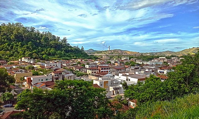 Vista do Quitandinha a partir do Alto Serenata com a usina da Aperam South America visível ao fundo