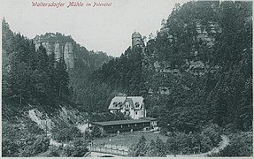 Die Polenz hat sich an der Waltersdorfer Mühle tief in die Sandsteinschichten e bis b (Talsohle) eingeschnitten.