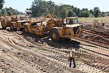 Crews construct the new setback levee along South River Road in West Sacramento (2011).