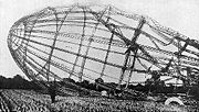 Een wrak van een zeppelin neergeschoten boven Engeland op 23 september 1916