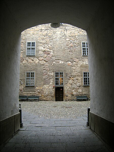 File:Örebro slott porten in.JPG