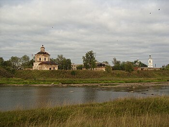 Вид на Покровский монастырь из-за Туры