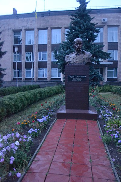 File:Пам'ятник-бюст Т. Г. Шевченку в Лохвиці 53-226-0011.jpg