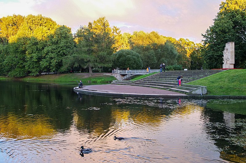 File:Таврический сад с прудом Санкт-Петербург.jpg