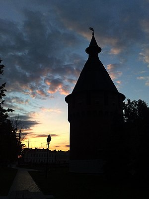 Тула, Кремль, Стены и башни на закате 1.jpg