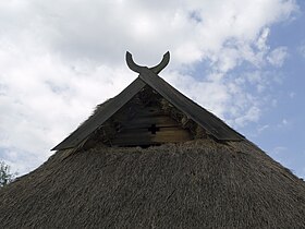 ウクライナの草葺屋根の妻切飾り