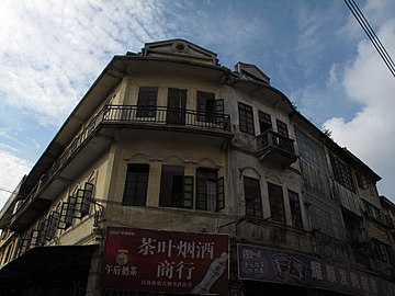 江门莲平路片区古旧建筑物，周围是各类批发商户