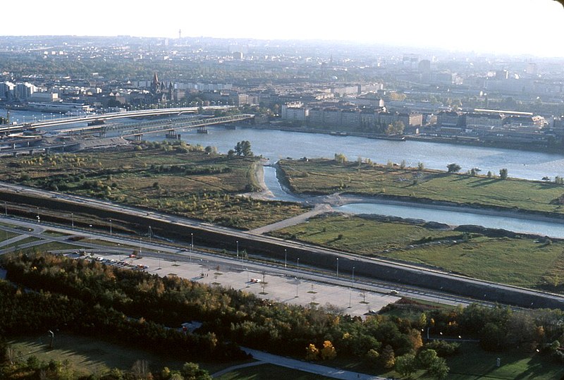 File:075R03181080 Donauturm, Blick vom Donauturm, Donau, Reichsbrücke.jpg