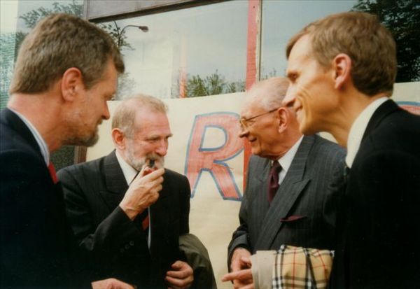Bartoszewski (right, background) with Bronisław Geremek (left, background), 1997