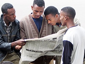 Zeitungsleser in Addis Abeba, Äthiopien 28. Mai: Nationalfeiertag Äthiopiens