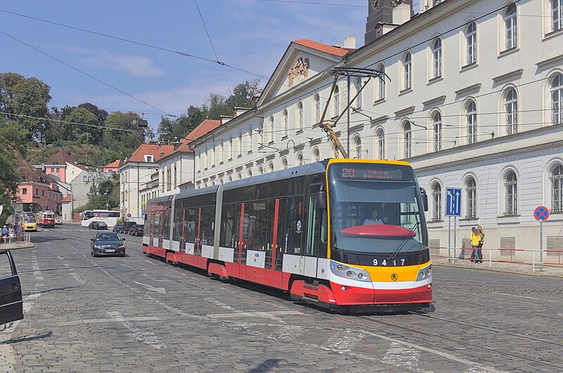 File:2018-08-18 CZ Praha 01, Klárov, Pod Bruskou, Škoda 15T 9417 linka 20 (50528210816).jpg