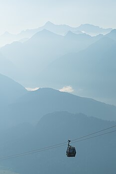 Гондола у аустријском делу Алпа, у покрајини Тирол. У позадини највиши врх Ветерштајнгебиргеа, Цугшпице. (пуна величина: 4.032 × 6.048 *)