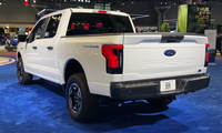 Visão traseira de um Ford F-150 Lightning Pro 2023 (EUA)