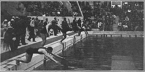 Photographie noir et blanc : des hommes plongent dans un bassin