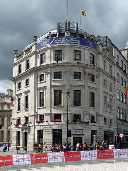 File:57-59 Trafalgar Square - geograph.org.uk - 5371746.jpg