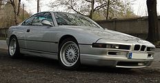 BMW 850 CSi mit serienmäßigen 17" Kreuzspeichenfelgen und M-Aerodynamikpaket