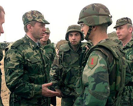 Американский военный в россии. Армия Косово 1999. Солдат Косово 1999. Форма KFOR НАТО 1999. Солдаты НАТО В Югославии 1999.