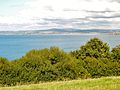 La baie de Douarnenez vue des Plomarc'h en Douarnenez ; à l'arrière-plan, le Ménez Hom.