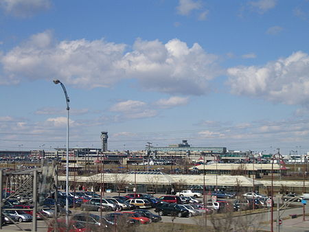 Aéroport international Pierre-Elliott-Trudeau de Montréal.jpg