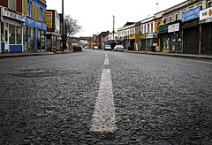 Gloucester Yolu, Bristol. Yolun ortasından, her iki tarafta küçük bağımsız dükkanlar.