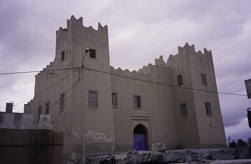 File:ASC Leiden - van Achterberg Collection - 12 - 04 - Un château carré beige avec des créneau - Rissani, Maroc - Années 1990.jpg