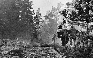 Финские солдаты атакуют советский оборонительный рубеж базы Ханко.