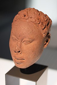 Tête humaine, royaume d'Ife. Terre cuite. Nigeria, XIIe – XVe siècle. H. 19 cm. Musée ethnologique de Berlin[N 1].