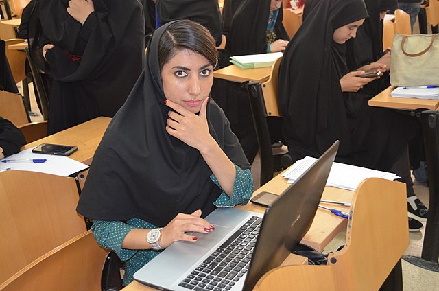 Woman using computer by Iranian Wikimedians User Group [CC BY-SA 4.0 (https://creativecommons.org/licenses/by-sa/4.0)]