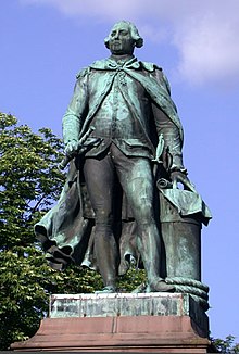 photographie d'une statue en bronze de Lapérouse, debout en costume