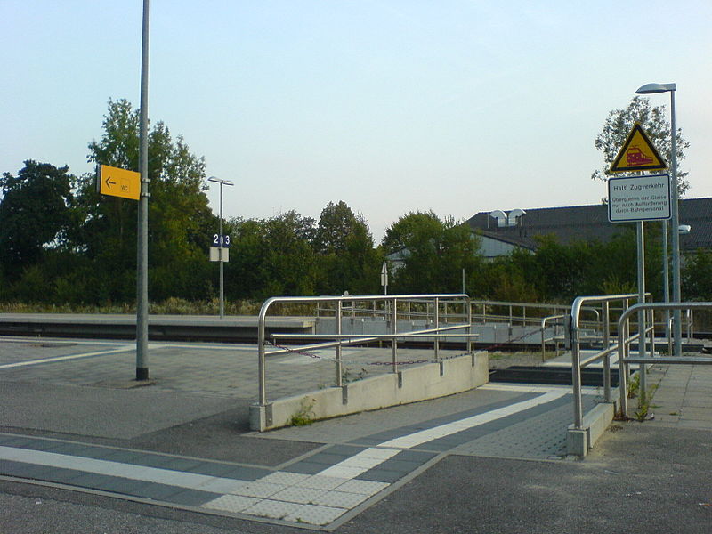 File:Altötting — Bahnhof — Gleisquerung.JPG