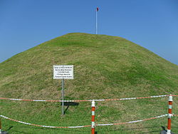 Toinen Amisoksen tumulus-haudoista.