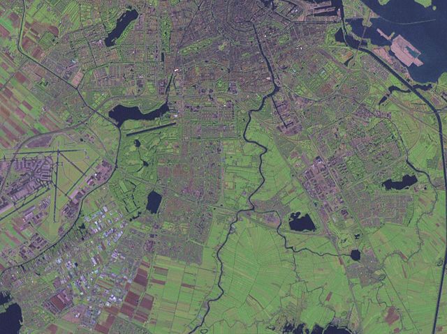 Aerial view of northern part of Amstelland, including the wedge-shaped green area jutting into Amsterdam