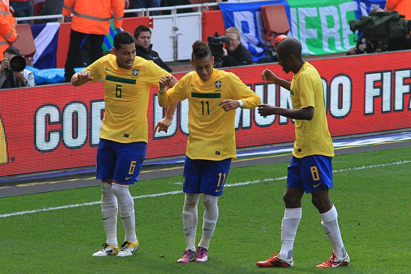 File:André Santos, Neymar and Ramires celebrate Neymars goal.jpg