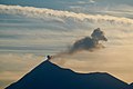 Von der Stadt aus sichtbarer aktiver Vulkan Fuego