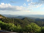 Ein Foto des Hochlands von der Route 191 in Arizona im Apache-Sitgreaves National Forest