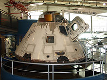 O navă spațială expusă într-un muzeu.